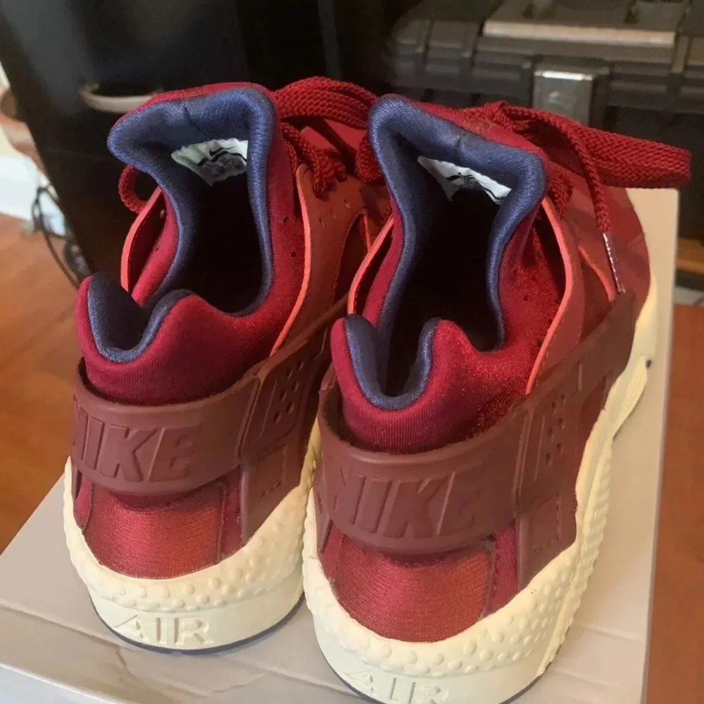 Nike Men’s Huarache “Team Red” . Burgundy/Nacy - New Condition - Picture 5 of 5